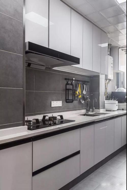 厨房整体以黑白灰为基调白色定制门片让空间更加明亮烟机灶具位置不