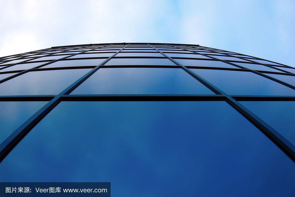 蓝色玻璃摩天大楼的方形窗户