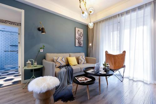 蓝色的沙发背景墙营造出简约时尚的居家氛围