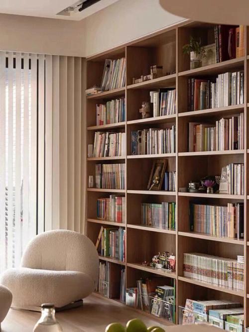 小户型又腾不出房间做书房可以试试把书房搬到客厅一厅三用不仅是