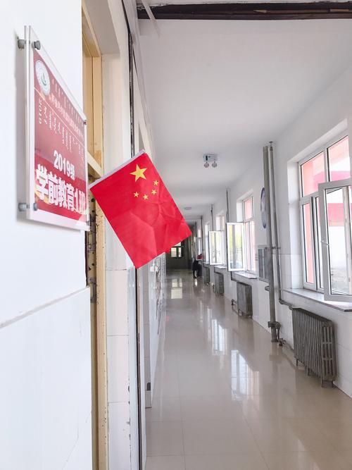 教室门口悬挂起鲜艳的五星红旗