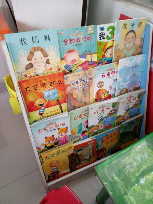 小小图书书香四溢寨村幼儿园小一班开展阅读活动