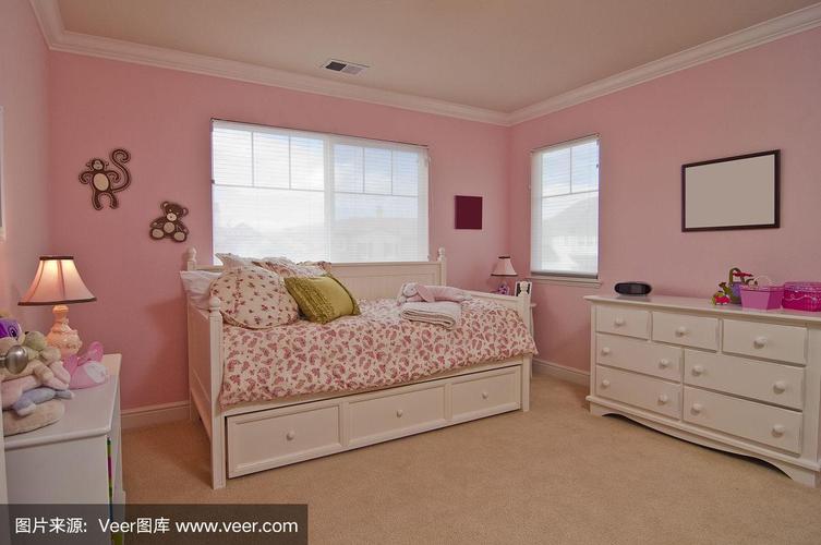 小女孩的粉红色卧室