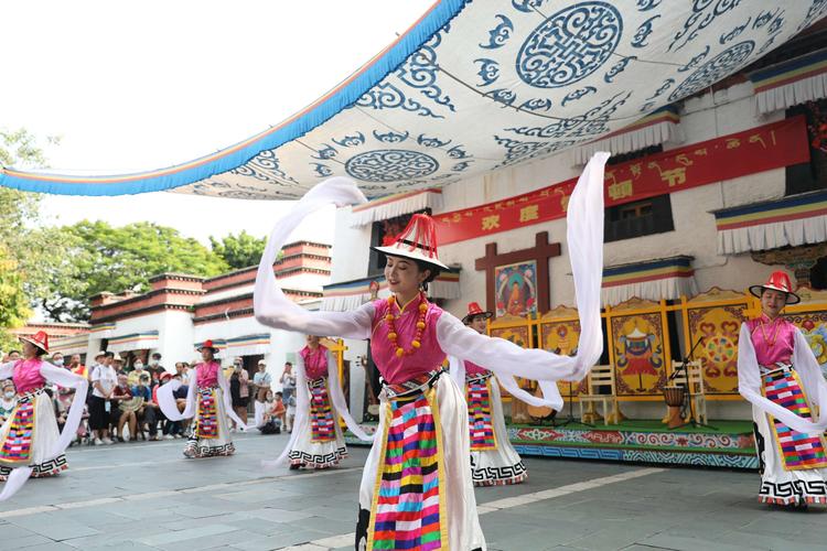 8月23日藏族人民载歌载舞隆重庆祝自己的节日雪顿节.