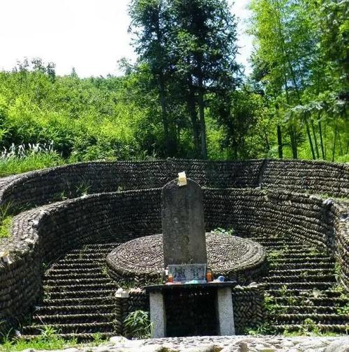南方广大地区的坟墓为什么会修成太师椅的形状