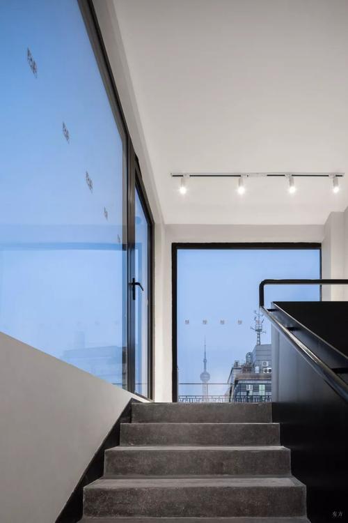 通过改造后的楼梯通向屋顶露台楼梯间的落地玻璃窗确保了开敞的视野