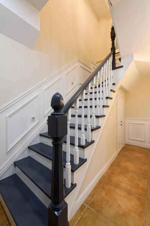 楼梯也以黑白配色白色护墙板在造型上尤其强调了线条感.
