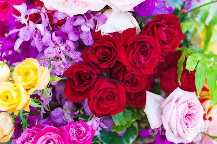 混合多种颜色的玫瑰花装饰五颜六色的婚礼花背景