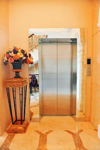 现代风格别墅电梯现代风格壁灯装修效果图