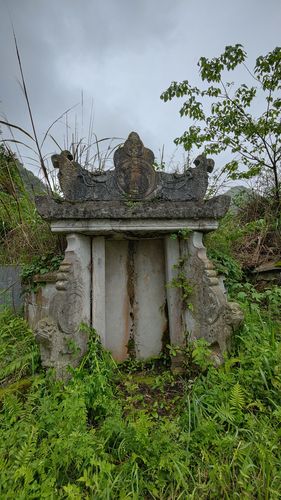 贵州农村现存的清代墓碑外观独特蕴藏着丰富的雕刻艺术与文化