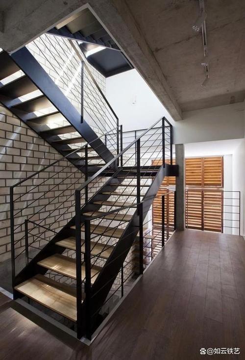铁艺楼梯扶手具有多种颜色选择多种造型工艺能够设计出适合各种家居
