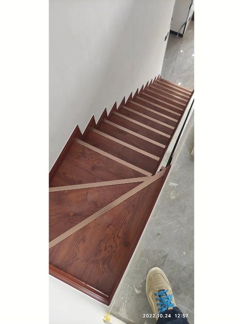 木地板铺装楼梯效果很棒吖