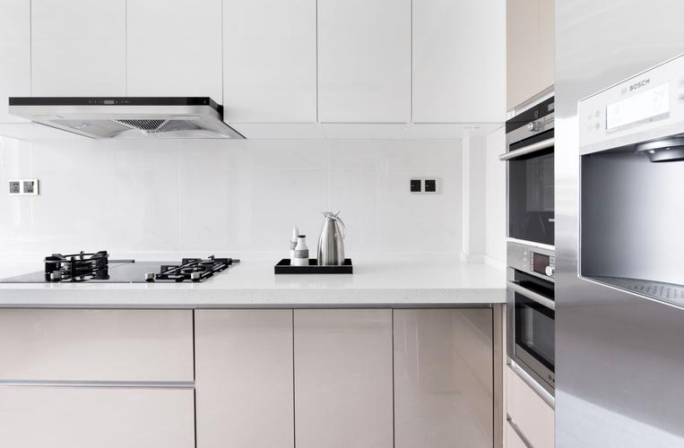 厨房的设计非常简单白色吊柜搭配米色橱柜功能便利实用让空间更加