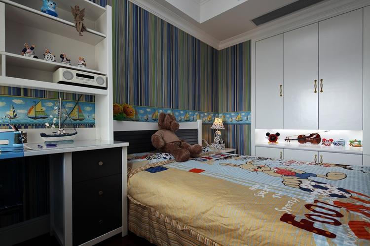 欧式儿童房床头条形壁纸白色衣柜带书桌装修效果图