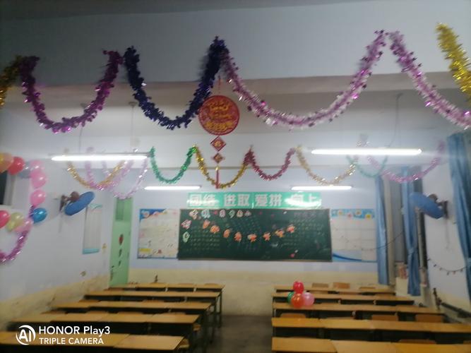 教室里有彩灯拉花气球样样都有同学们都在为着明天的元旦做准备