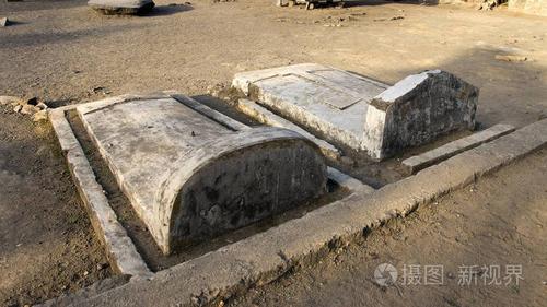 两个灰色的彩色的石头坟墓墓碑在盶ngada人弗洛雷斯在传统村落