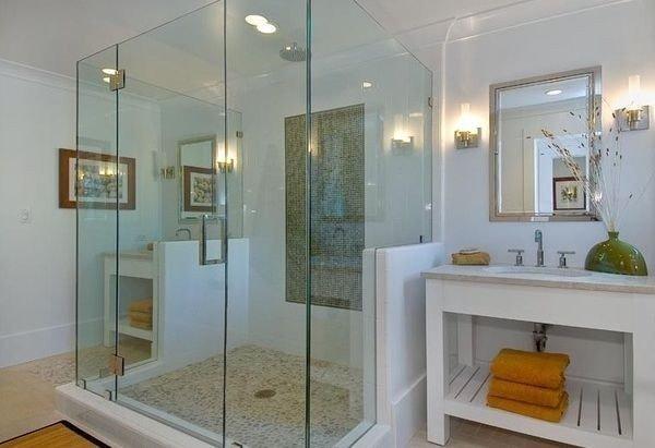 2卫生间玻璃隔断墙建议不要选择浴沙玻璃遇到水之后会变成透明的