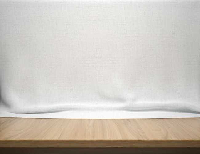 白棉布背景下的木桌