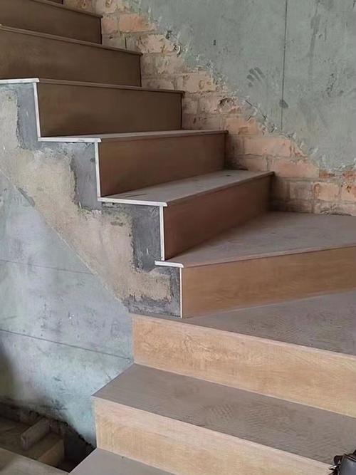 木纹楼梯瓷砖我们是专业的