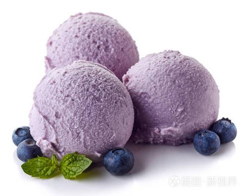 三个蓝莓冰淇淋球