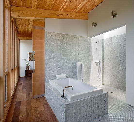 密林中的现代风格别墅卫生间装修效果图大全2012图片