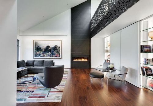 现代风格别墅客厅深棕色木地板装修效果图片