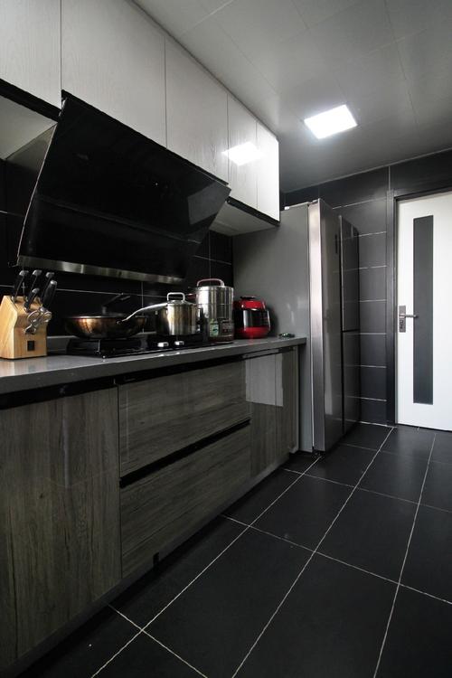厨房选用最经典耐看的黑白灰为主色和橱柜搭配一起十分时尚有品位.