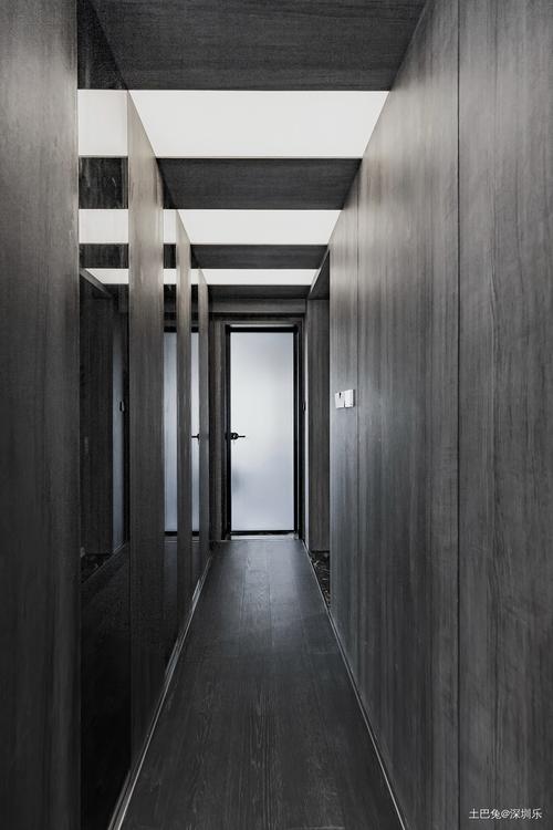 走廊过道同样也富有个性通过木饰面定格了整体的调性为了中合暗色系