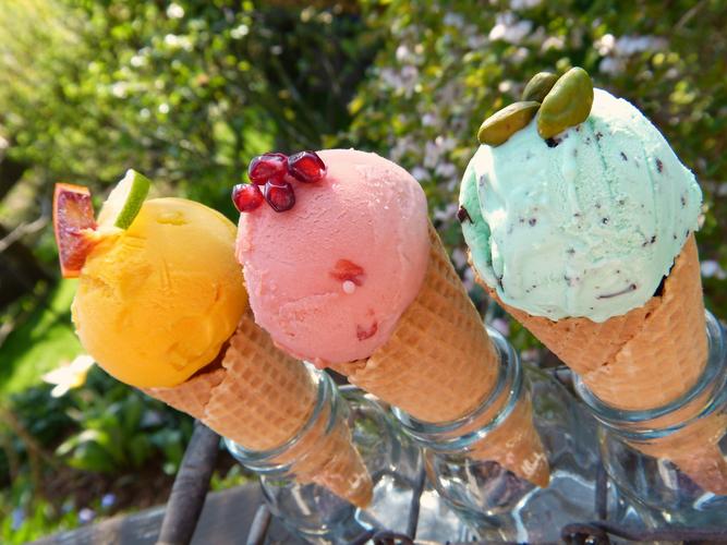 冰淇淋是以饮用水牛乳奶粉奶油或植物油脂食糖等为主要原料