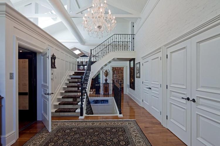 实木白色台阶深灰色地毯楼梯装修效果图