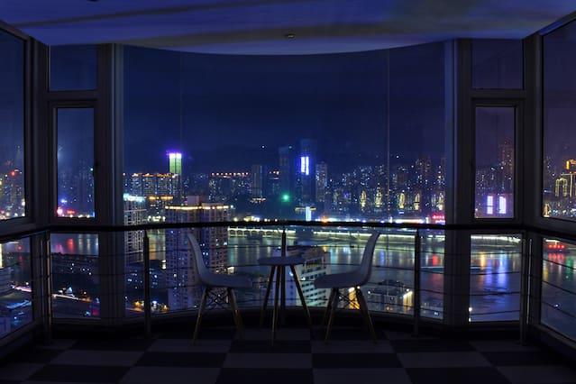 落地窗俯瞰静静流淌的长江和霓虹闪烁的两岸市中心双地铁170平米大三