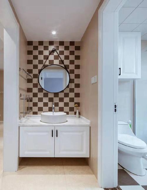 卫生间整体用仿古方形瓷砖为整个浴室增添了气氛.