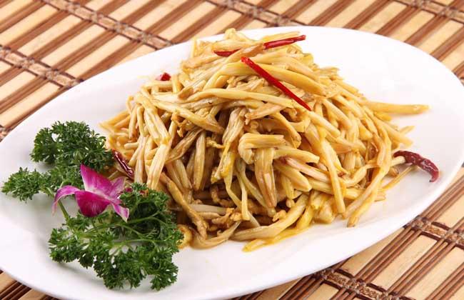 p素炒黄花菜是一道由黄花菜香油酱油胡椒粉等做成的美食.