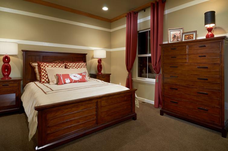 别墅红褐色木质卧室装修效果图