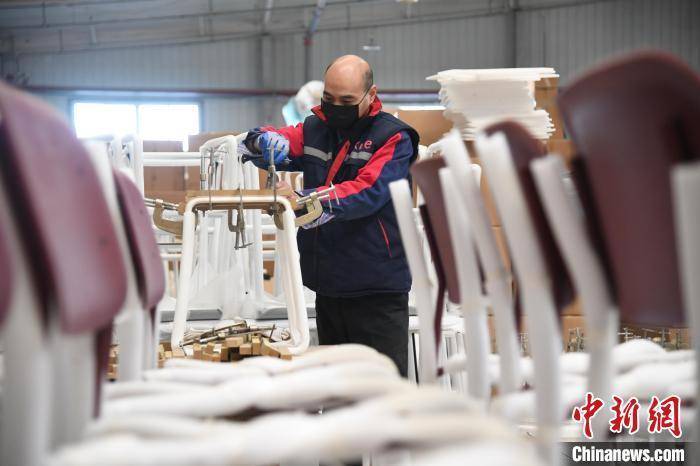 图为产业园内的一家具厂车间工人正在制作3d弯曲木家具.