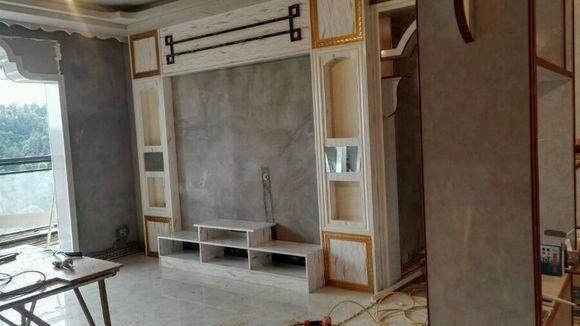 21岁木工师傅把隐形门与电视背景墙做成一体邻居看了都夸好
