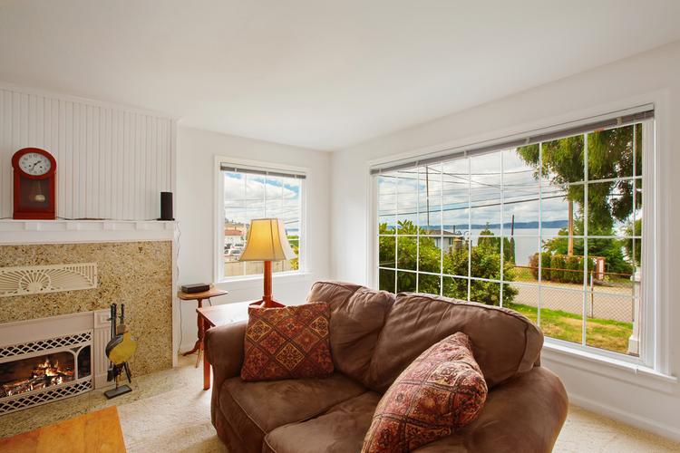 鲜明舒适客厅室内褐色双人沙发窗户风景