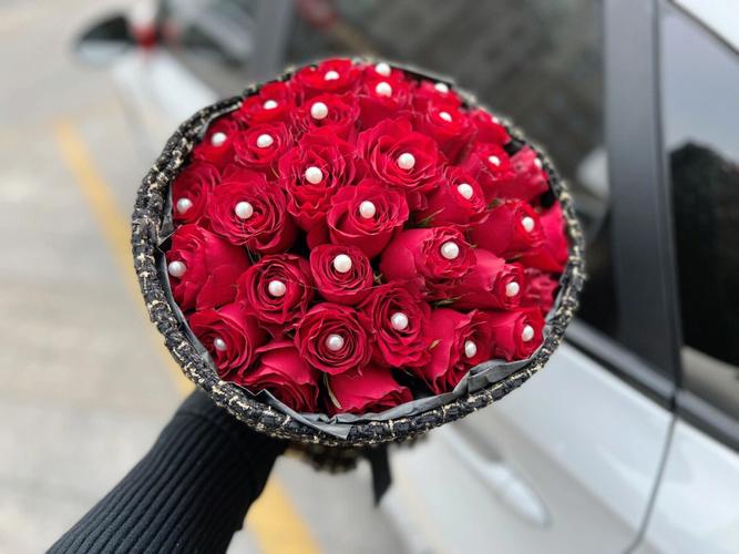 33支高原红玫瑰订婚花束