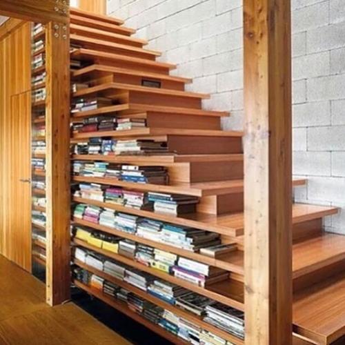 书架和楼梯