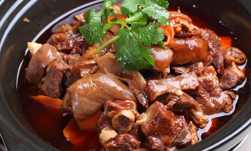 p红烧东山羊是一道由羊肉生姜等食材制成的美食.