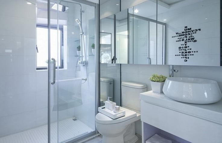 简约风格卫生间白色浴室柜装修效果图淋浴间玻璃隔断图片