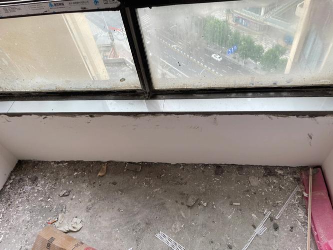 现在的装修工人太有自己的想法了昨天泥工瓷砖收口全部把我的窗台石