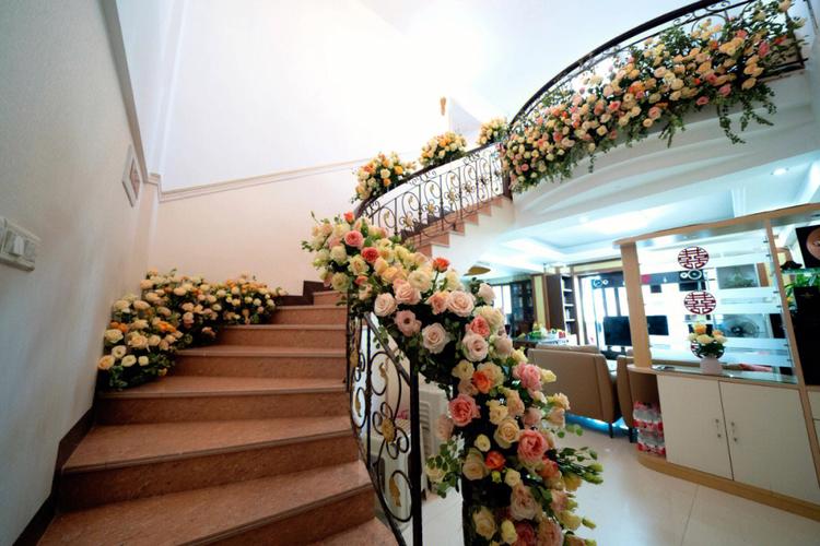 婚房布置鲜花楼梯婚礼