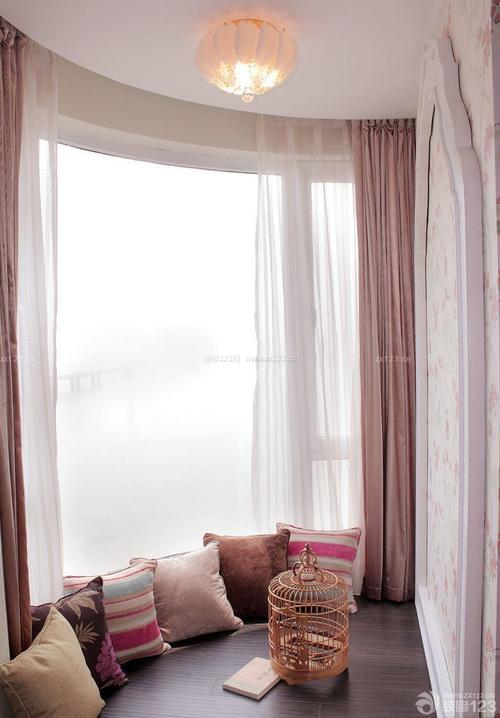 家庭客厅阳台飘窗窗帘设计图装修123效果图