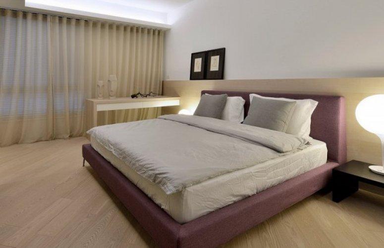 现代卧室原木色地板装修效果图强化复合地板图片