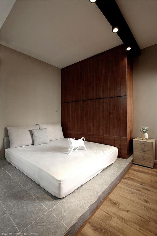 现代卧室双色地板室内装修效果图