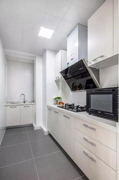 厨房整体以灰白色为主采用l型的橱柜布局提供充足的操作