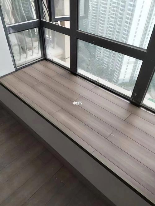 木地板飘窗也可以这样安装效果温馨舒服.