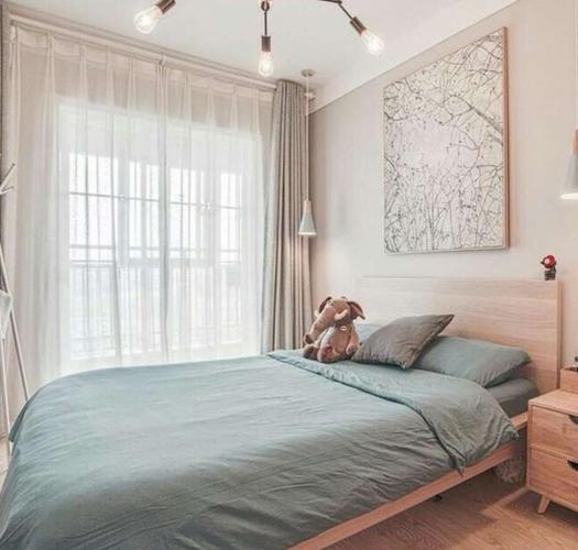 原木色的床搭配白色的墙面半透明的窗帘有阳光穿透进来让整个空间温暖