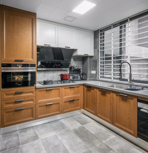同样的胡桃木色橱柜搭配水泥灰色墙面和灰色台面让厨房空间显得更加